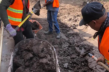 La Secretaría de Comunicaciones y Obras Públicas retiró más de 4 mil toneladas de tierra y escombro en la Colonia Juárez, Casas Grandes, tras las fuertes lluvias e inundaciones de octubre.