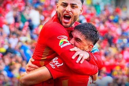 Toluca conquistó la Campeones Cup 2025 al derrotar 3-2 al LA Galaxy en California, con remontada agónica y polémica arbitral. Es el tercer título del año para los Diablos Rojos.