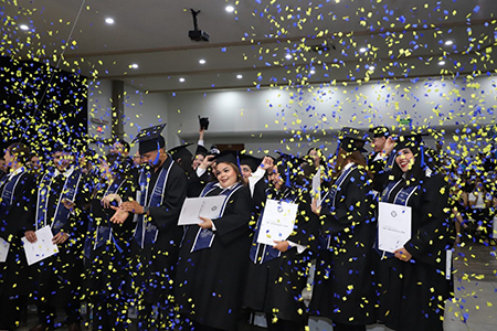 La UACJ celebró en Nuevo Casas Grandes la graduación de 131 profesionistas de diversas licenciaturas e ingenierías, en una ceremonia encabezada por el rector Daniel Constandse Cortez.