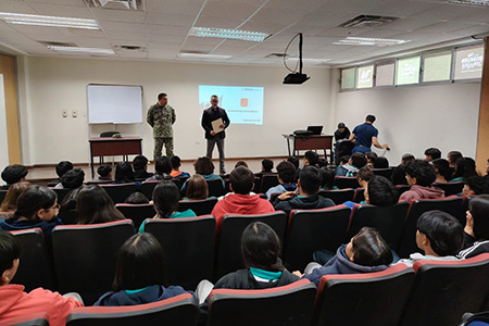 En coordinación con COPARMEX, el 35/o Batallón de Infantería impartió pláticas en la Universidad Tecnológica de Paquimé sobre la prevención del consumo de drogas, destacando los riesgos legales, sociales y de salud, y promoviendo estilos de vida saludables entre los jóvenes.