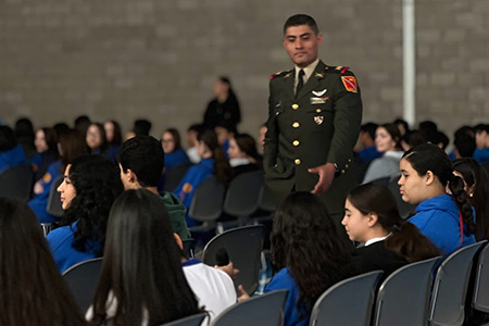 La Escuela Fray Felipe de Jesús impartió dos charlas preventivas con apoyo del 35º Batallón de Infantería y la Fiscalía, abordando temas de adicciones, sexting y valores para fortalecer la formación integral de los estudiantes en Chihuahua.