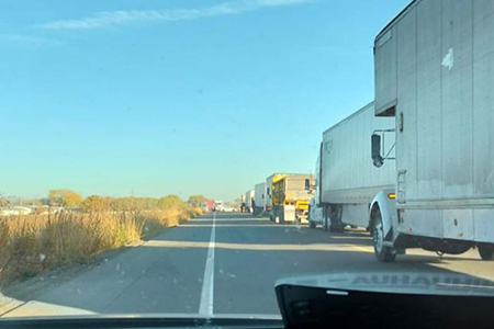 La carretera Nuevo Casas Grandes–Janos permanece cerrada tras la volcadura de un tráiler cargado de maíz. Guardia Nacional realiza maniobras de retiro y limpieza.