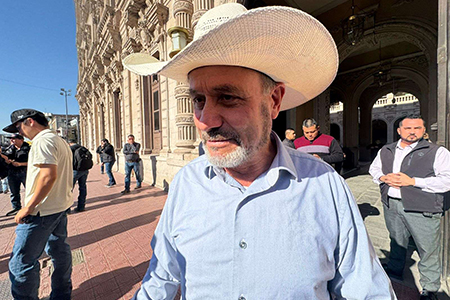 Adrián LeBarón encabezó una protesta frente al Palacio de Gobierno junto a productores del noroeste de Chihuahua, quienes rechazan la nueva Ley del Agua impulsada desde la federación.