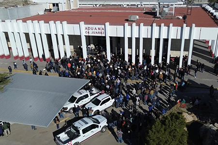 Agricultores y transportistas levantaron bloqueos tras firmarse acuerdos en SEGOB. Se lograron compromisos en agricultura, seguridad vial y trámites. El campo celebra pero exige cumplimiento.