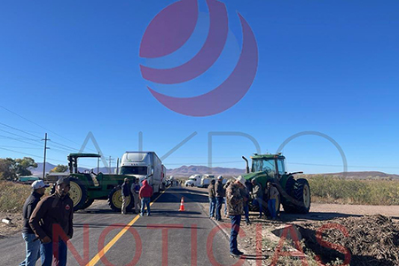 Agricultores cerraron nuevamente el tramo Janos–Ascensión en protesta contra el Gobierno Federal; el bloqueo es total y podría abrirse parcialmente más tarde para autos pequeños.