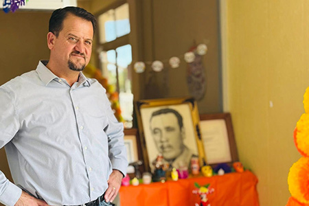 El alcalde Francis Leany recorrió las bibliotecas de Galeana para admirar los altares de muertos dedicados a Frida Kahlo, Mario Benedetti, Gabriel García Márquez y Salvador González.