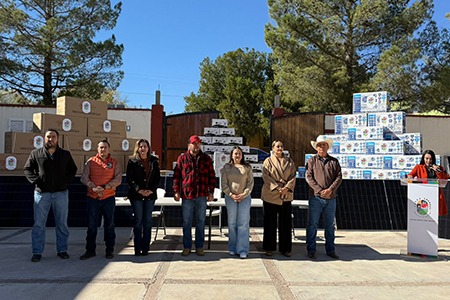 El alcalde Roberto Lucero Galaz entregó boilers solares, minisplits y paneles subsidiados a familias de Casas Grandes como parte de un programa de apoyo a la vivienda.