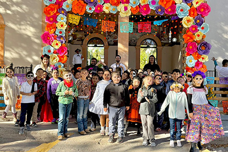 Niños del Jardín de Niños Paquimé y la Primaria María Martínez visitaron la Presidencia Municipal de Casas Grandes para conmemorar el Día de Muertos.
