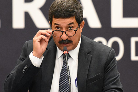 Santiago De La Peña, secretario general de Gobierno, afirmó que existe protección desde la Federación hacia el exgobernador Javier Corral, tras las declaraciones del fiscal anticorrupción Abelardo Valenzuela sobre las investigaciones que siguen en Chihuahua.