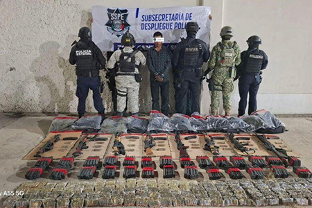 La SSPE, en coordinación con Guardia Nacional y Ejército, detuvo a un hombre en Caborachi con un amplio arsenal. Entre lo asegurado hay ocho armas largas, cargadores y más de 6,450 cartuchos.