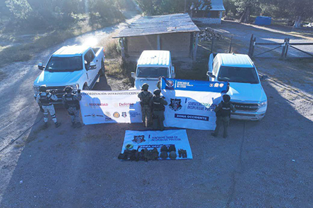 Elementos de la SSPE aseguraron tres vehículos, equipo táctico y medio kilo de marihuana en Guachochi durante un operativo conjunto con la Guardia Nacional y Sedena.