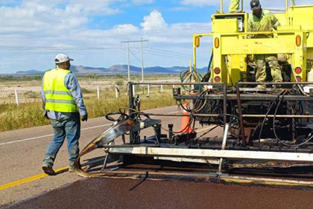 La SICT Chihuahua avanza en la segunda etapa de conservación del tramo Nuevo Casas Grandes–Janos con una inversión de 21.74 millones de pesos, abarcando 16 kilómetros dentro del Programa de Conservación Periódica 2025 del Gobierno de México.