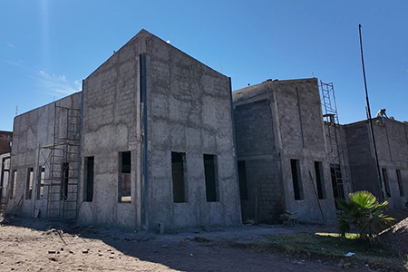 El alcalde Joel Loya Márquez informó que la nueva Presidencia Municipal de Janos presenta un avance del 60%. La obra busca ofrecer espacios modernos y mejorar la atención ciudadana.