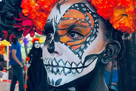El CETIS 93 de Nuevo Casas Grandes celebró su Gran Festival del Día de Muertos con concursos de altares, catrinas y alebrijes llenos de creatividad.