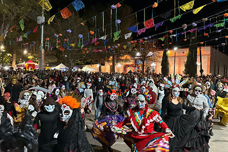 Con gran participación y ambiente festivo, Casas Grandes celebró el Festival “Recuérdame” 2025, con altares, catrinas y mariachi.