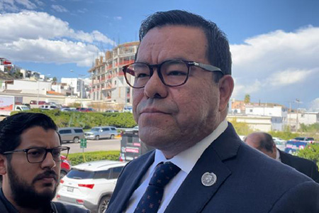 El fiscal Anticorrupción de Chihuahua, Abelardo “Bayo” Valenzuela, advirtió que sería inconstitucional si la FGR atrae el caso contra el exgobernador Javier Corral, acusado de desviar 98.6 millones de pesos.