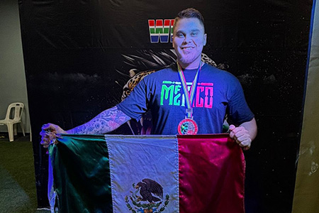 El chihuahuense César Aragón, originario de Nuevo Casas Grandes, ganó medalla de plata en el Mundial de Powerlifting en Sudáfrica, destacando en la prueba de bench press categoría -110 kg Open y representando con orgullo a México.