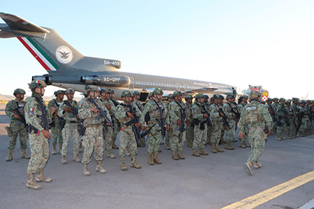 Más de 100 militares llegaron a Chihuahua para reforzar la seguridad y reducir homicidios. Participarán en patrullajes, aseguramientos y órdenes de aprehensión dentro del Operativo Frontera Norte.