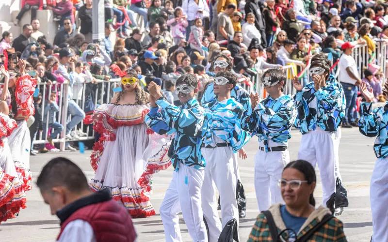 Maru Campos encabezó el desfile por el 115 aniversario de la Revolución Mexicana ante más de 30 mil asistentes en el Centro de Chihuahua.