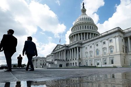 El cierre del gobierno de EE. UU. cumple 40 días y se convierte en el más largo de su historia. Más de 700 mil empleados están sin salario y los servicios públicos operan parcialmente mientras el Congreso sigue sin acuerdo presupuestal.