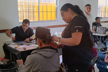 El DIF Municipal de Galeana gestionó apoyos funcionales para ocho adultos mayores que recibieron aparatos auditivos, mejorando su calidad de vida y bienestar social.