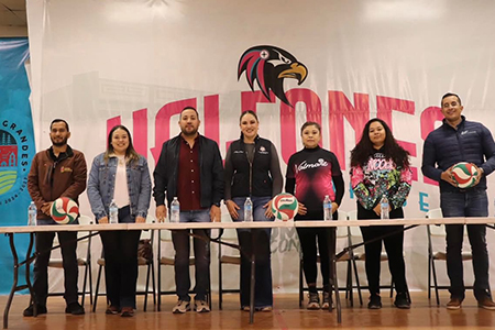 El torneo municipal YODAES abrió su nueva temporada en honor a Martha Meza Fraga. Autoridades locales destacaron su trayectoria y entregaron trofeos a jugadores destacados. Equipos iniciaron competencia con ambiente deportivo.