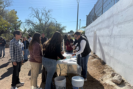El alcalde Roberto Lucero Galaz dio el primer pincelazo del mural “Los Monjes” en Casas Grandes. La obra forma parte del rescate del centro histórico con apoyo del colectivo Mesoari y la Secretaría de Turismo.