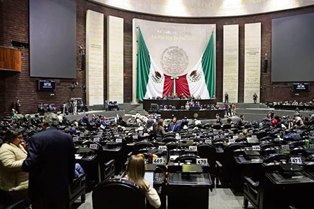 El PEF 2026 confirma que los diputados recibirán un aumento anual de 113 mil pesos, pese a declaraciones previas que negaban incrementos. El ajuste eleva su percepción total a más de 1.3 millones al año.