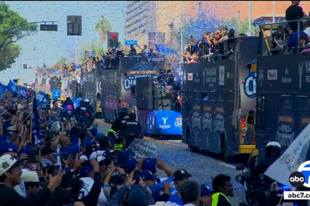 Los Dodgers de Los Ángeles celebraron su tercer título de Serie Mundial en seis años con un multitudinario desfile por el centro de la ciudad y una fiesta en el Dodger Stadium ante más de 52 mil aficionados.