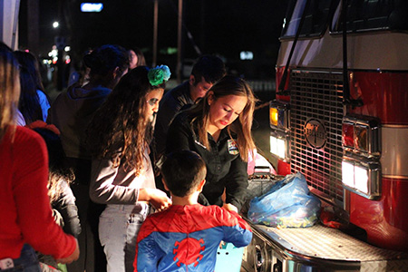 La Presidenta Municipal Edith Escárcega convivió con niños disfrazados que acudieron a la Estación de Bomberos de Nuevo Casas Grandes para recibir dulces y disfrutar una tarde de alegría.