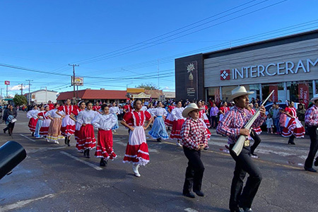 La alcaldesa Edith Escárcega encabezó el desfile del 20 de Noviembre en Nuevo Casas Grandes, con 21 contingentes educativos y deportivos.