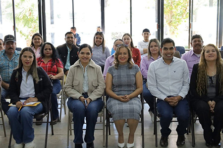 La alcaldesa Edith Escárcega encabezó la entrega de apoyos funcionales a personas con discapacidad en Nuevo Casas Grandes, en coordinación con el DIF Estatal y Beneficencia Pública.