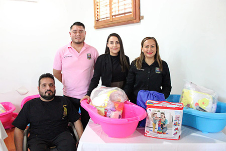 La presidenta municipal Edith Escárcega entregó kits de bienvenida y material didáctico a madres y niños en Nuevo Casas Grandes, fortaleciendo el apoyo a las familias.