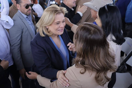 La Presidenta Edith Escárcega recibió a la Gobernadora Maru Campos en NCG para entregar mobiliario y equipo escolar como parte del programa estatal “Juntos Construimos”.