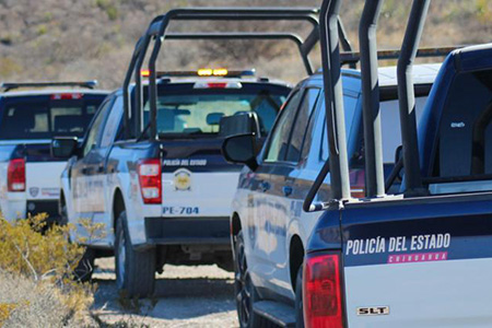 Autoridades hallaron el cuerpo de una mujer ejecutada con heridas de bala en la carretera Madera–Año de Hidalgo, en el tramo Los Columpios, Chihuahua.