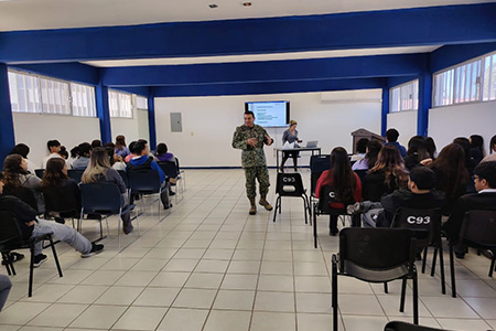 El 35/o Batallón de Infantería impartió pláticas preventivas sobre el consumo de drogas a estudiantes del CETIS 93, promoviendo valores y conciencia social entre la juventud.