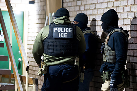 El temor a ICE provoca que mujeres migrantes eviten acudir a clínicas o programas preventivos, afectando su salud y la de sus familias en comunidades agrícolas y domésticas.