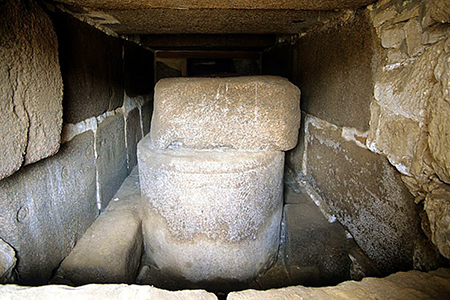 Una misión francesa descubrió 225 ushabtis que permitieron identificar el sarcófago del faraón Sheshonq III en Tanis. El hallazgo, considerado el más importante desde 1946, aclara la cronología y el contexto funerario de la Dinastía XXII.