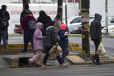 El frente frío 16 llegará este viernes con heladas en la sierra, vientos fuertes y lluvias aisladas en el noreste. Autoridades recomiendan abrigarse y extremar precauciones por los cambios bruscos de temperatura.