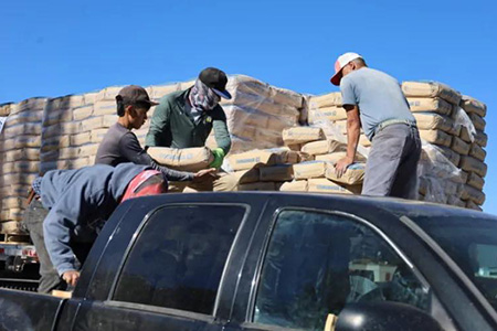 La Coesvi entregó apoyos de cemento a familias del municipio de Madera para ampliar o mejorar sus viviendas. El programa busca fortalecer la infraestructura del campo chihuahuense.