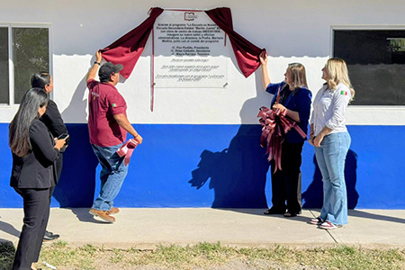 América García, directora regional del Bienestar, visitó la secundaria Benito Juárez en Ascensión para constatar los avances logrados con La Escuela es Nuestra, programa que promueve la participación ciudadana en el uso transparente de recursos federales.