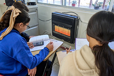Chihuahua invierte 9.4 mdp para que mil 720 escuelas adquieran gas y garanticen espacios seguros y cálidos durante la temporada invernal.