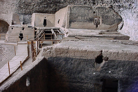 Estudiantes de la Primaria Abraham González 2228 en Madera visitaron Cuarenta Casas, donde exploraron cuevas y estructuras antiguas, fortaleciendo conocimientos sobre historia, patrimonio cultural y conservación ambiental.