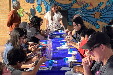 El taller de cerámica de Mata Ortiz registró lleno total en el Museo de Arte de San Antonio, como parte de la exposición “Canvas to Clay”, que reunió obras de O’Keeffe, Martínez y artistas mexicanos.