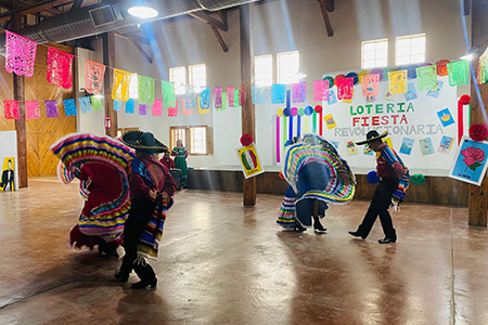 La primaria Rodrigo M. Quevedo celebró su Fiesta Revolucionaria con bailes, música y antojitos. Alumnos de todos los grados sorprendieron con presentaciones llenas de color y tradición. Un evento que unió a la comunidad en un ambiente festivo y familiar.