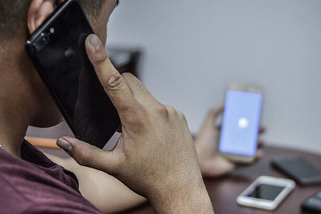 La Fiscalía de Chihuahua alertó a la población ante el aumento de fraudes y extorsiones telefónicas, recomendando no contestar números desconocidos, evitar transferencias y verificar con familiares cualquier llamada sospechosa. También brindó números de contacto para denunciar.