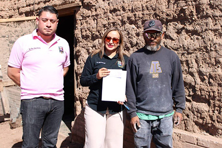 La presidenta Edith Escárcega encabezó la entrega de más apoyos económicos a familias de la colonia Buena Fe, afectados por las recientes lluvias, como parte del compromiso del Gobierno Municipal con la recuperación de los hogares dañados.