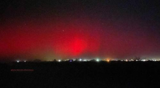 Increíble fenómeno natural en Chihuahua: auroras boreales tiñeron de rojo y violeta el cielo de Villa Ahumada, sorprendiendo a cientos de habitantes.