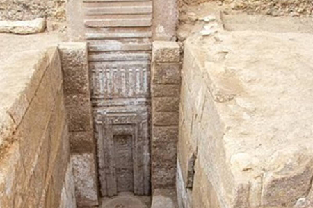Arqueólogos descubrieron en Egipto una “puerta al más allá” de 4,400 años dentro de una tumba del Imperio Antiguo. La estructura tallada simboliza el paso del difunto al Reino de Osiris y muestra un uso ceremonial prolongado.