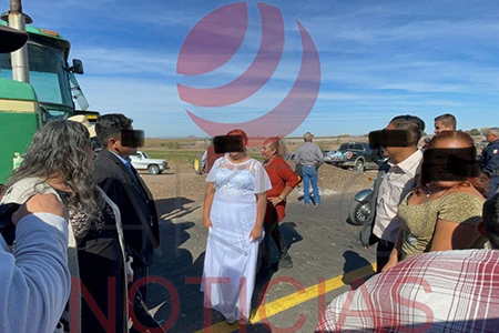 Dos parejas rumbo a su boda en Janos quedaron atrapadas por el bloqueo Ascensión–Janos y convivieron entre bromas con los productores.